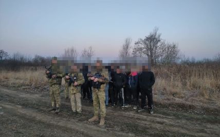 Скрываются между вещами и показывают фальшивые документы: на Закарпатье пограничники задержали 53 уклонистов