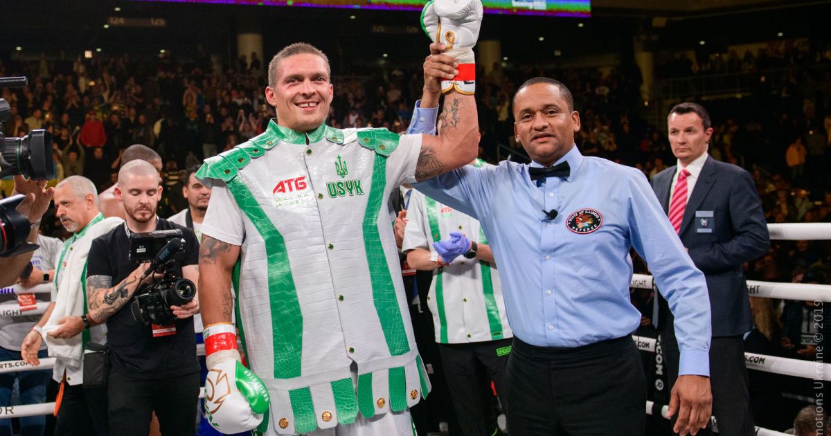 Усик поділився підлітковим фото і розповів, яким спортом займався в дитинстві