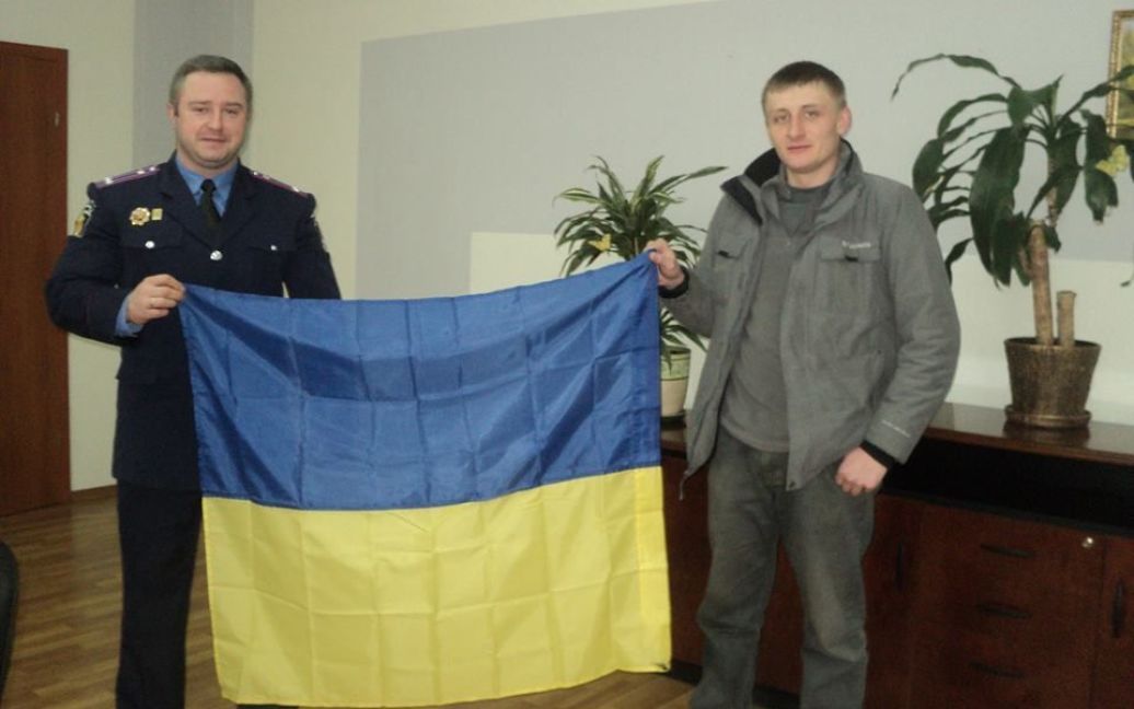 Флаг сразу же был установлен на своем месте &ndash; над входом в здание горотдела / © facebook.com/olga.yurasova.3
