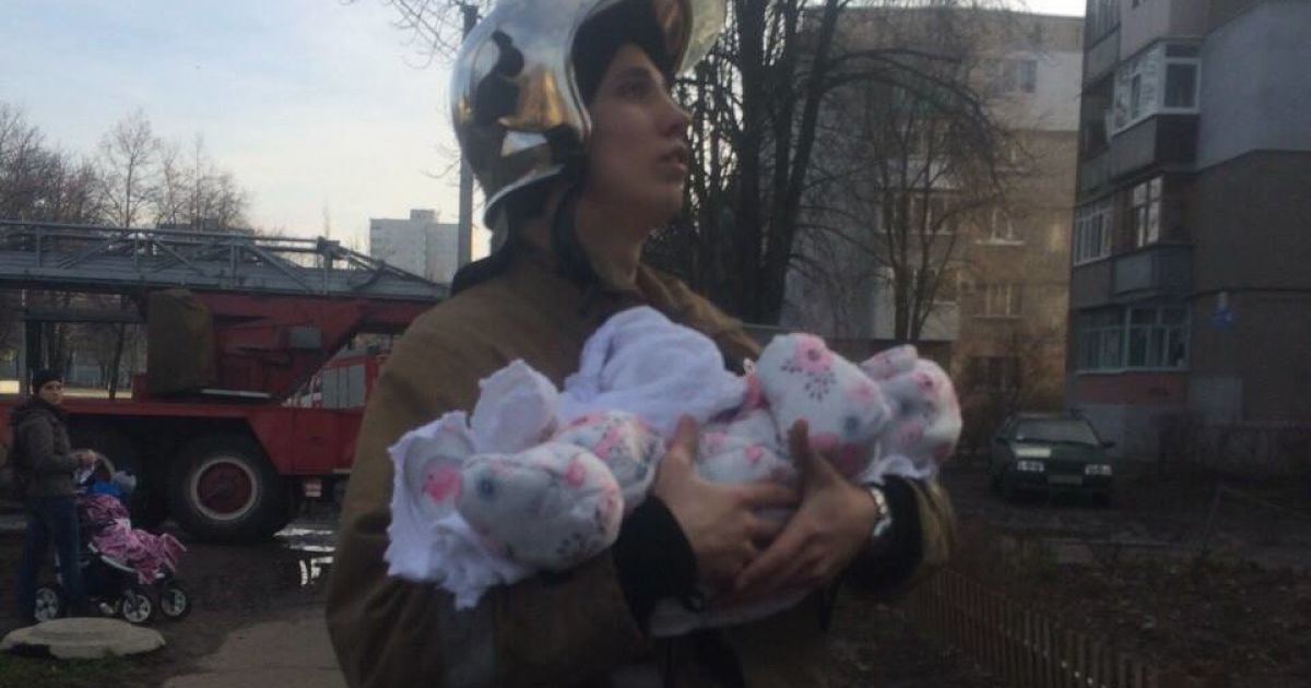 В Харькове из пожара спасли женщину с младенцем
