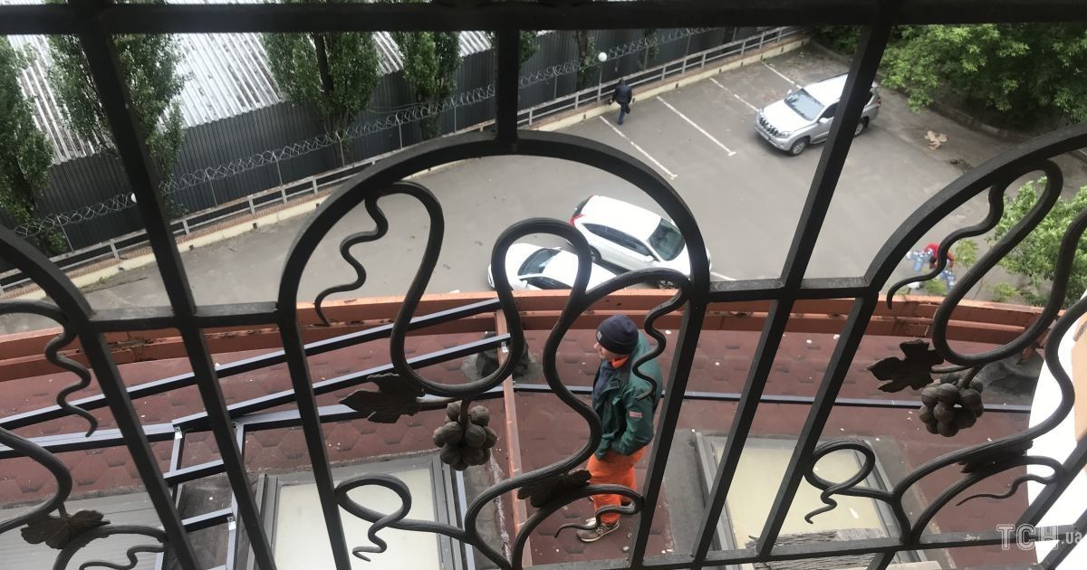 "Хизується наявністю грошей та зв'язків": у Києві на Печерську власниця квартири почала самовільну прибудову тераси