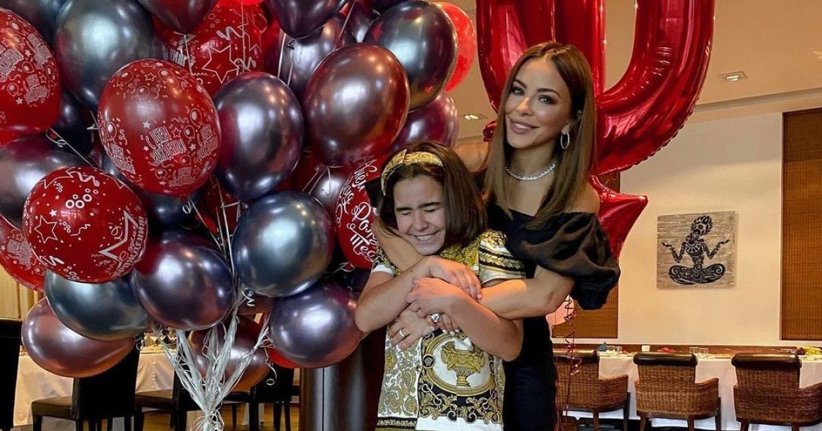 Ани Лорак в мини-платье показала, как с экс-мужем отпраздновала 10-летие дочери