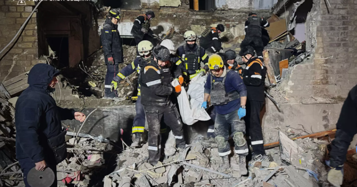 З-під завалів потрощеного ворожою ракетою будинку в Кривому Розі дістали тіло жінки Фото: ДСНС