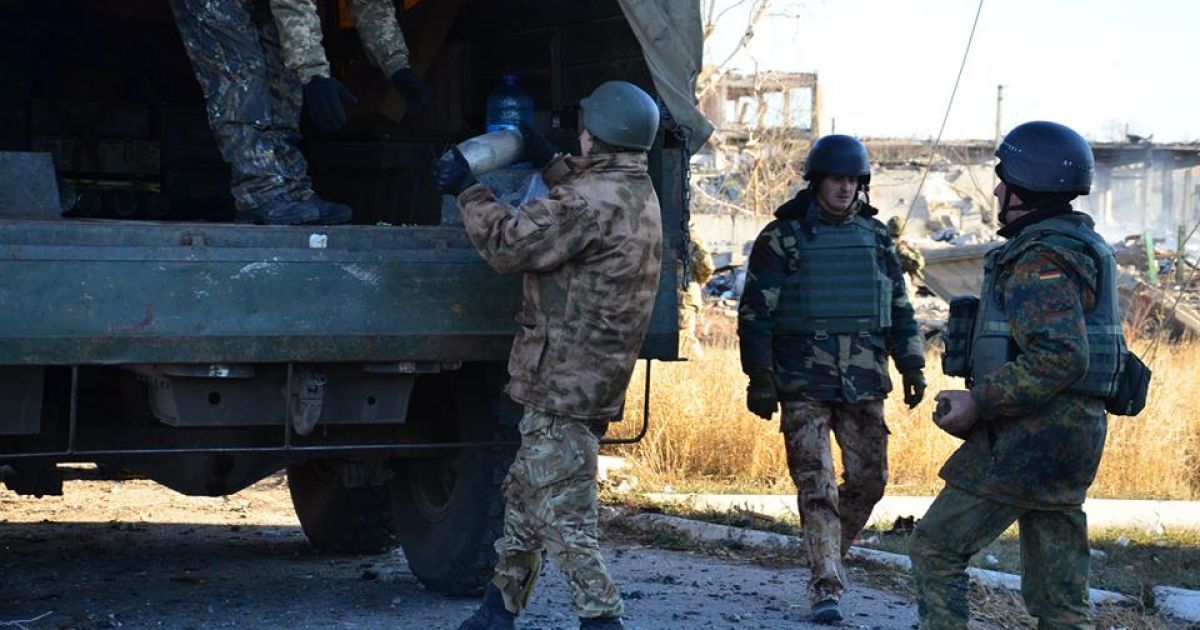 Военные обезвреживают боеприпасы в Сватово
