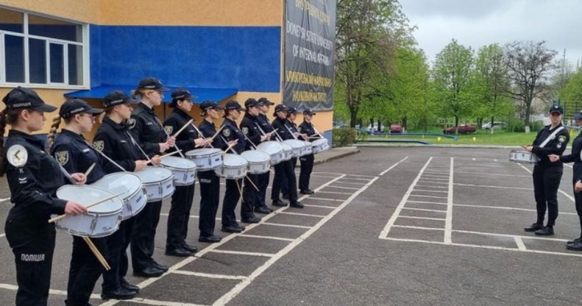 У Кропивницькому відродили гурт курсанток-барабанщиць Донецького університету внутрішніх справ (ФОТО: https://www.instagram.com/drummers_donduvs)