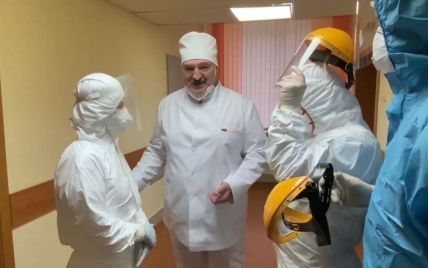 У медичному костюмі, але з маскою на підборідді: Лукашенко приїхав у коронавірусну лікарню і знехтував безпекою
