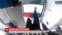Парня, который запрыгнул на полицейскую машину, заставят заплатить штраф