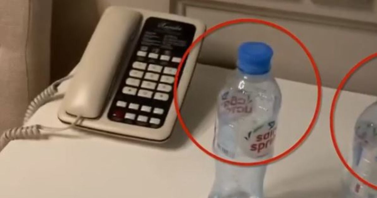 У Навального показали, як виявили пляшку води з "Новачком" у його готельному номері