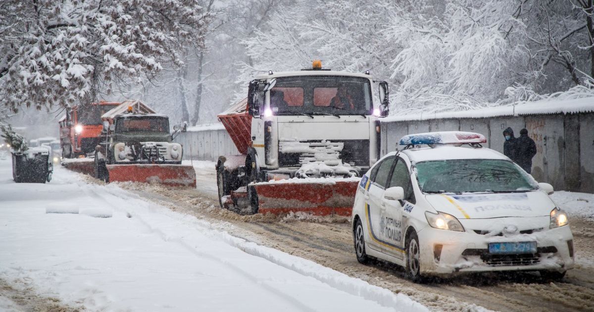 Як люта зима накрила Україну: колапс на дорогах, скасовані рейси і метр снігу в Карпатах (фото, відео)