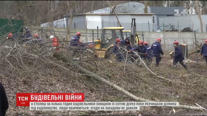 За кілька годин у Києві будівельники знищили зо триста дерев місцевого скверу