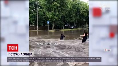 Новини України: у Маріуполі злива паралізовала рух транспорту і залишила без світла частину міста