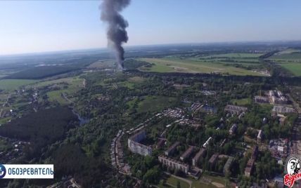 Беспилотник снял на видео масштабный пожар на нефтебазе под Васильковом