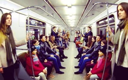 В киевском метро пассажиров удивили 9 пар близнецов, которые одновременно ехали в вагоне