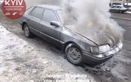 В Киеве загорелась машина, купленная за два часа до инцидента