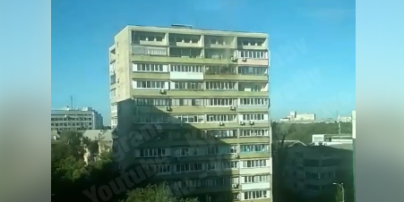 У Києві спалахнула  багатоповерхівка: очевидці опублікували відео
