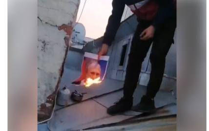 "Подавись": у центрі Львова на даху спалили портрет Путіна (відео)