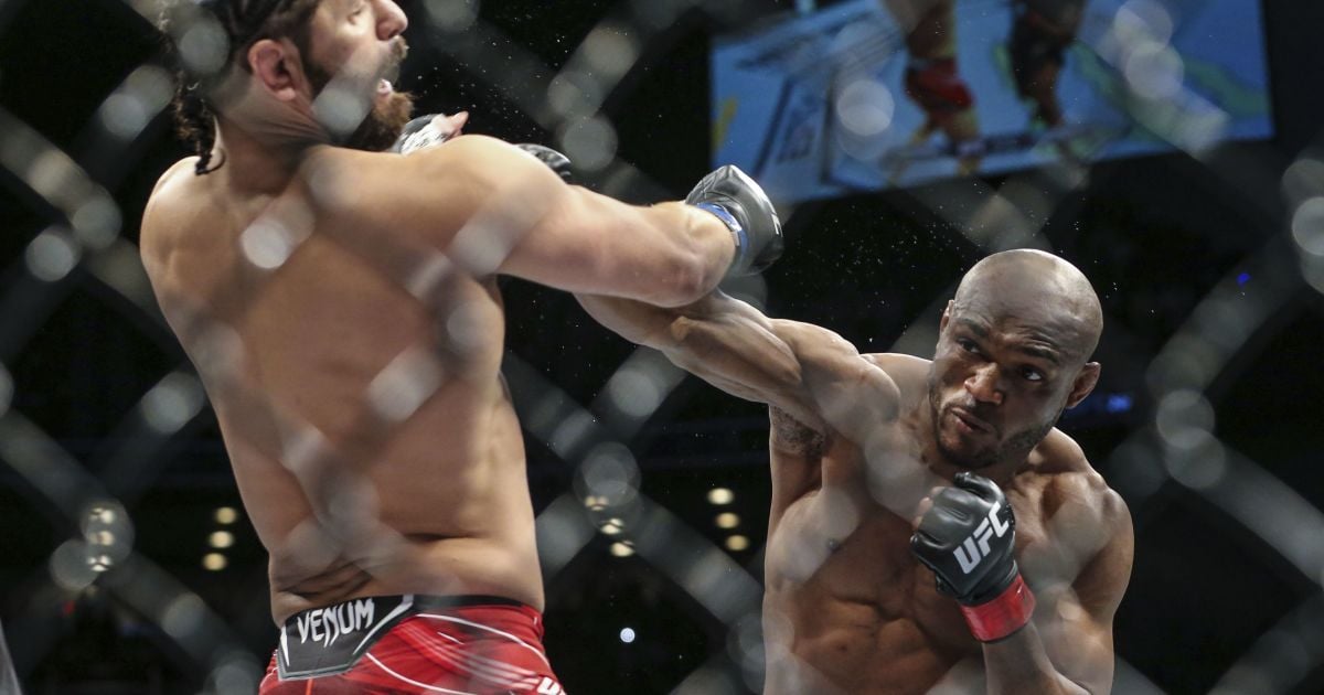 Жорстко та ефектно: представлено найкращі нокаути 2021 року в UFC (відео)
