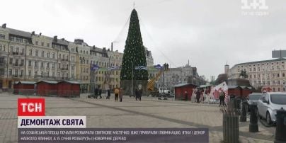 Ні вогнів, ні атракціонів: на Софійській площі демонтували 12 кілометрів гірлянди і прибирали ятки