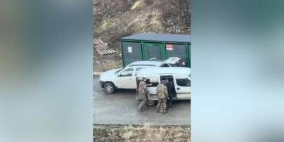 У Львові люди у військовій формі заштовхували чоловіка до буса і били по ногах 