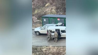 У Львові люди у військовій формі заштовхували чоловіка до буса і били по ногах 