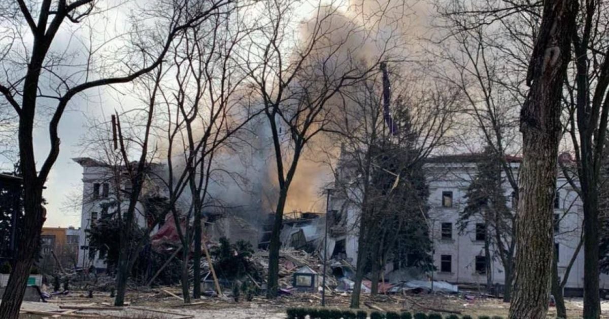 "Сотні невинних мирних жителів": Кулеба розповів про атакований Росією Драматичний театр у Маріуполі