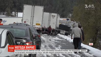 Через снігопади у США скасовують авіарейси і не встигають розчищати дороги