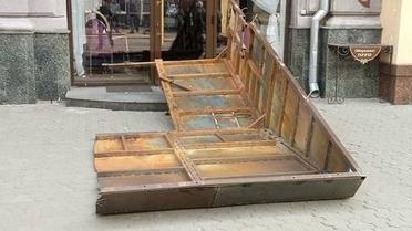 потрощений Газетний ряд у Полтаві_2 / © Дмитро Скобельський / Facebook
