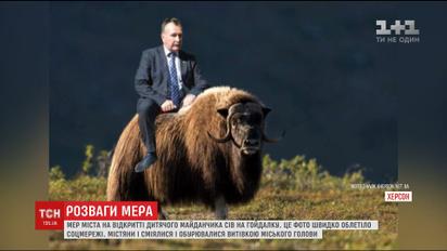 Соцмережі вибухнули жартами після перевірки мером Херсона гойдалки для малюків