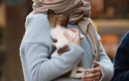 В питоновых сапогах и теплом свитере: Кейт Мосс с собачкой прогулялась по Лондону 