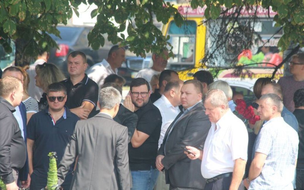 На похороны Еремеева прибыли ряд скандальных политиков и чиновников. Андрей Пасишник. / © ТСН.ua