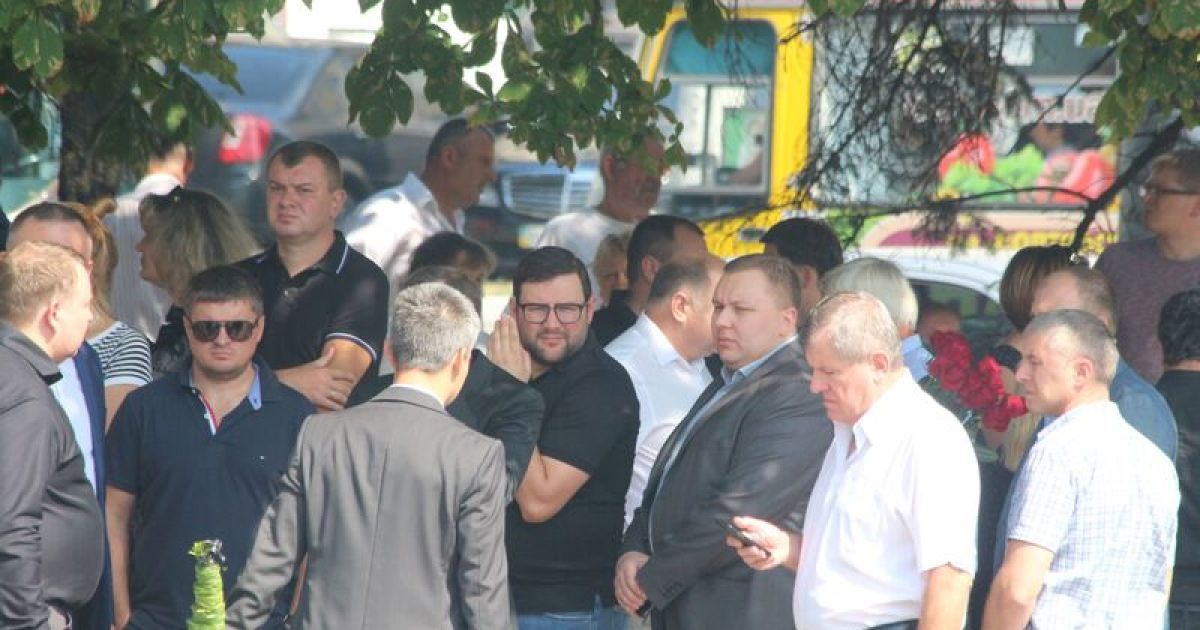 На похороны Еремеева прибыли ряд скандальных политиков и чиновников. Андрей Пасишник. / © ТСН.ua