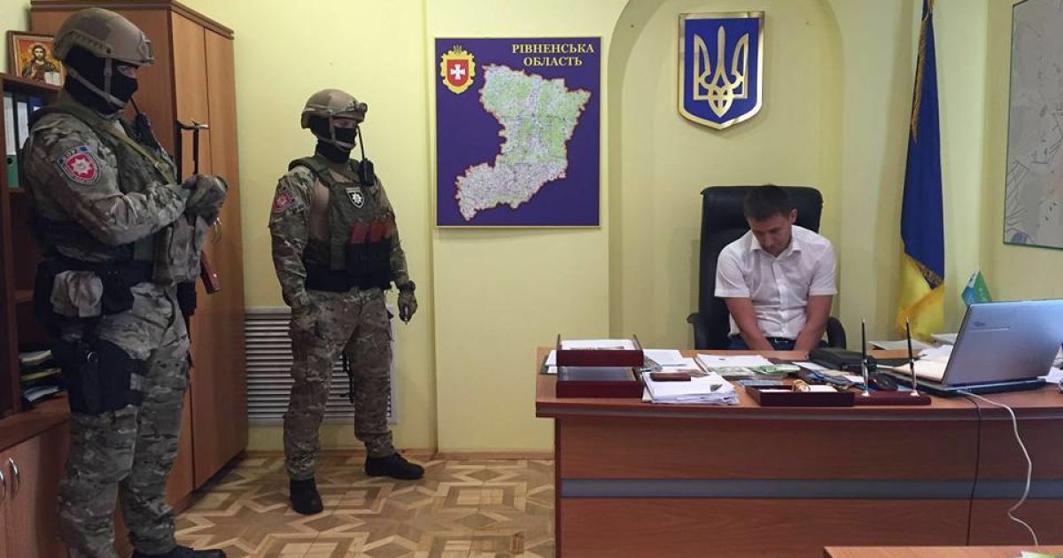 Бурштинові арешти: на Рівненщині затримали ще одного прокурора та двох організаторів видобутку