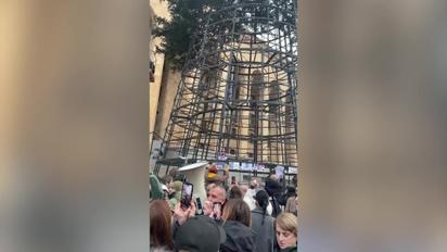 Власти Грузии пытаются помешать митингам возле парламента установлением новогодней елки