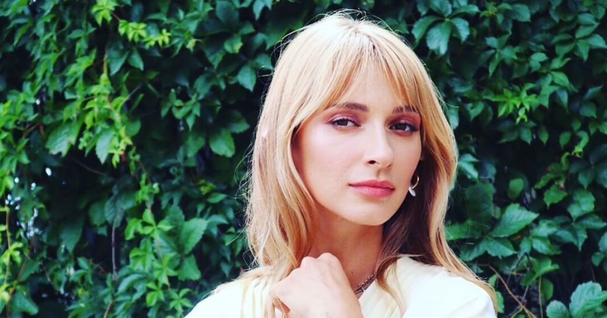 У мюлях і двобортному жакеті: стильна TAYANNA оголосила результати голосування журі на "Євробаченні"