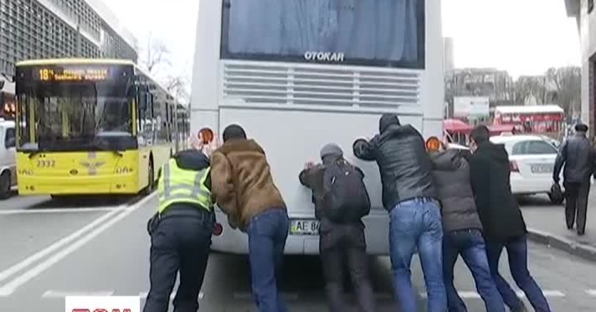 На Артема спільними зусиллями виштовхали автобус