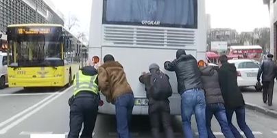 Поліцейський із "бджілками" штовхали автобус в центрі Києва