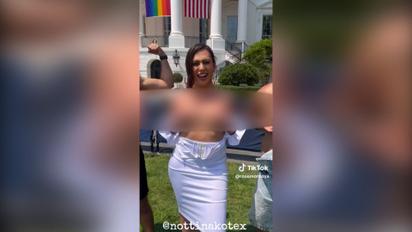 Трансактивістка показала груди у Білому домі після зустрічі з Байденом