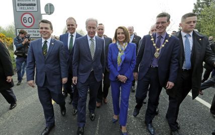 Як завжди, стильна: спікер Палати представників США у яскравому костюмі перейшла кордон Ірландії