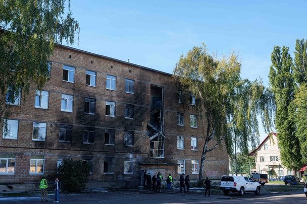 1 жовтня 2026. У Києві під час ранкової атаки РФ дрон влучив у будівлю школи в Солом’янському районі. Діти та працівники були в укритті, постраждалих немає. / © Associated Press