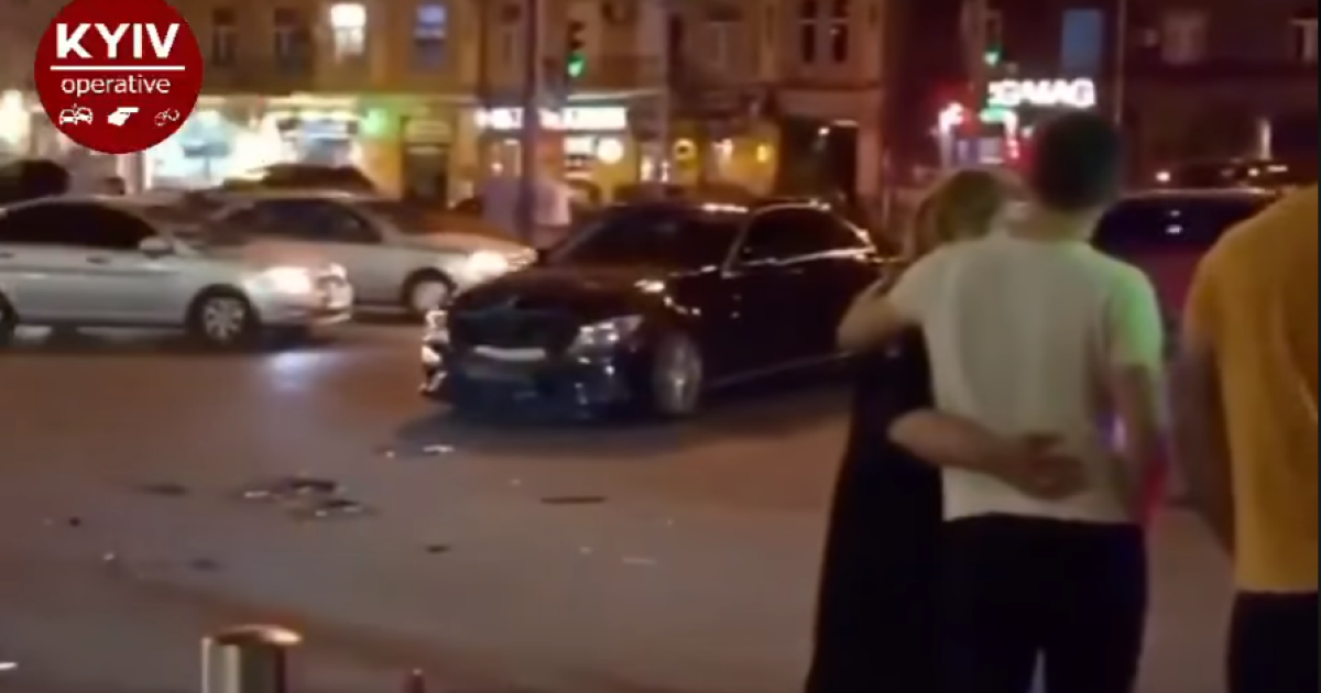 ДТП в центре Киева: в результате столкновения Mercedes и Skoda, последнюю отбросило на тротуар