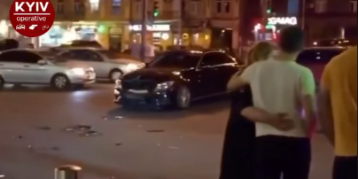 ДТП у центрі Києва: внаслідок зіткнення Mercedes та Skoda, останню відкинуло на тротуар