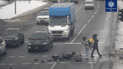 В Киеве водитель на Peugeot сбил курьеров на мопеде: видео