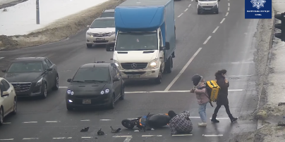 У Києві водій на Peugeot збив кур'єрів на мопеді: відео