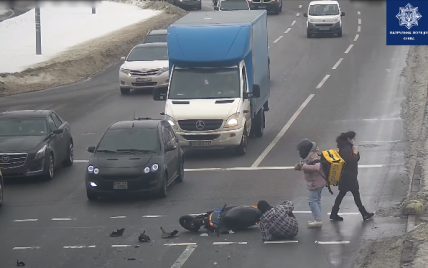 В Киеве водитель на Peugeot сбил курьеров на мопеде: видео
