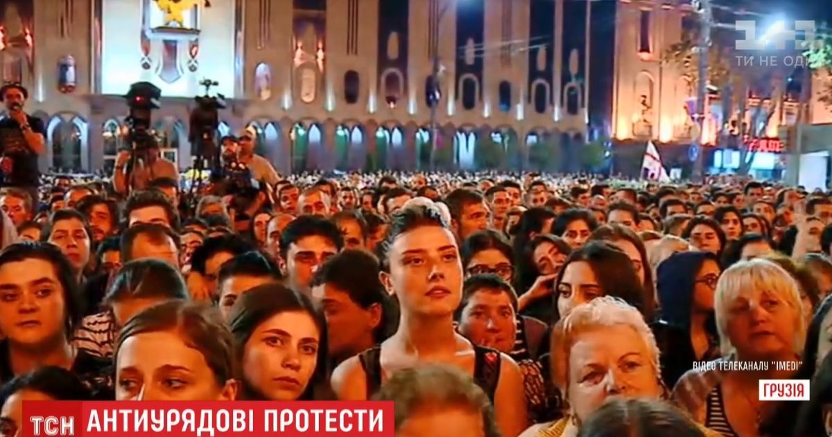 Стихийный митинг в Тбилиси "сбросил" с должности прокурора и перерос в бессрочную акцию протеста