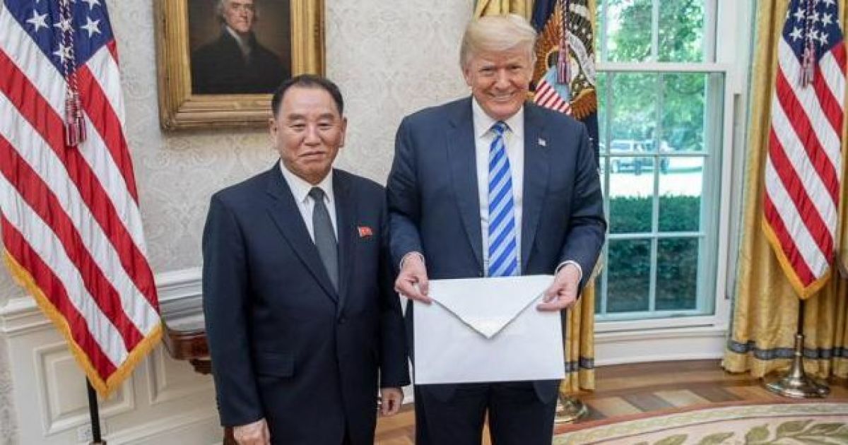 Ким Чен Ын издевается над Трампом: в соцсетях высмеяли огромный конверт с письмом для президента США