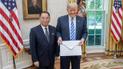 Кім Чен Ин знущається над Трампом: у соцмережах висміяли величезний конверт із листом для президента США