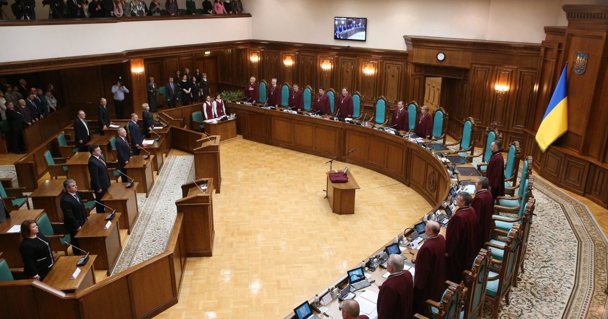 Скандальне рішення КСУ: британська пані посол закликала до об'єднання прихильників євроінтеграції