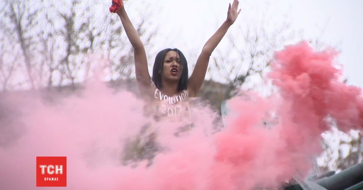 Femen на гарматі