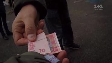 Чи обдурять українці незрячого хлопця